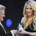 Shakira recibe un Crystal Award de manos de Hilde Schwab.-Michel Euler