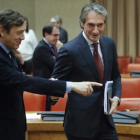 El ministro de Fomento, Íñigo de la Serna (derecha), junto al portavoz del PP, Rafael Hernando, antes de comparecer en la Comisión de Fomento.-JUAN CARLOS HIDALGO