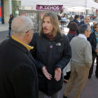 Pablo Fernández charla con un ciudadano en Mariano Granados.-MARIO TEJEDOR