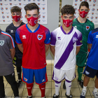 Jugadores de las categorías inferiores realizaron las veces de modelos para presentar las equipaciones para la temporada 2021-2022. MARIO TEJEDOR
