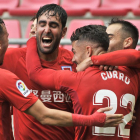 Escassi celebra su gol con sus compañeros, ayer, en Los Pajaritos.-VALENTÍN GUISANDE
