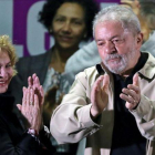 El expresidente Lula da Silva y su mujer Marisa Leticia en un acto político el pasado mes de agosto en Brasil.-REUTERS / PAULA WHITAKER