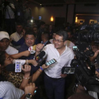 El presidente de Honduras  y candidato a la reelección Juan Orlando Hernández se proclama vencedor de las elecciones en Honduras.-/ EFE / GUSTAVO AMADOR