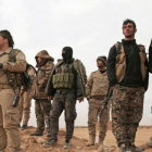 Miembros del las Fuerzas Sirias Democráticas que participan en la ofensiva contra el Estado Islámico en Raqqa.-RODI SAID