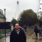 Iñaki Fernández de Bastida con la noria de Londres a sus espaldas.-