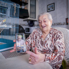 <p>Teresa 'La Pelaya' de Ágreda, es a sus 92 años toda una influencer<strong> con 53.800 seguidores en TikTok y 36.900 en Instagram</strong>. Su video del chupito cuenta con más de <strong>5 millones de visualizaciones</strong>, todo ello con solo mes y medio en las redes.</p>

<p>Nos reciben en la cocina de su casa con una sonrisa en la boca y acompañada de su hija Teresa y su pájaro Kiko, todo comenzó cuando pusieron una cámara para monitorizarla y vieron <strong>sus peripecias con Alexa</strong>, aunque tampoco les sorprendió, Teresa mantiene a su edad <strong>un espíritu jovial y una salud envidiable. </strong></p>

<p><strong>FOTÓGRAFO: MARIO TEJEDOR</strong></p>

<p> </p>