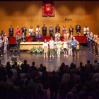 <p>El Palacio de la Audiencia se llenó de la pluralidad de Soria para hacer públicos los agradecimientos a<strong> <a href="https://heraldodiariodesoria.elmundo.es/articulo/soria/todos-hijos-adoptivos-predilectos-soria/20230223174451356223.html">hijos adoptivos, hija predilecta, Medalla de Plata y Medallas de Oro</a></strong><a href="https://heraldodiariodesoria.elmundo.es/articulo/soria/todos-hijos-adoptivos-predilectos-soria/20230223174451356223.html">.</a></p>

<p><a href="https://heraldodiariodesoria.elmundo.es/articulo/soria/ciudad-realza-magnificos-primera-linea-pandemia/20230615213756370601.html">En total, 13 homenajes más la entrega de los bastones conmemorativos a los alcaldes y alcaldesas de Soria</a>, póstumos en los casos de José Luis Liso, Virgilio Velasco y Eloísa Álvarez, que recogieron sus familiares.</p>

<p>Una asamblea para <strong>realzar a los ‘magníficos’ de Soria, con especial mención a quienes estuvieron en primera línea contra la pandemia</strong>.</p>

<p><meta http-equiv="CONTENT-TYPE" content="text/html; charset=utf-8" /><meta name="GENERATOR" content="OpenOffice 4.1.14  (Win32)" />
<style type="text/css"><!--
		@page { margin: 2cm }
		P { margin-bottom: 0.21cm }
	-->
</style>
</p>

<p align="JUSTIFY"><strong>Bastones conmemorativos a los alcaldes:</strong></p>

<ul>
	<li align="JUSTIFY">José Luis Liso Marín</li>
	<li align="JUSTIFY">Virgilio Velasco Bueno</li>
	<li align="JUSTIFY">Javier Jiménez Vivar</li>
	<li align="JUSTIFY">Eloísa Álvarez Oteo</li>
	<li align="JUSTIFY">Encarnación Redondo Jiménez</li>
	<li align="JUSTIFY">Carlos Martínez Mínguez</li>
</ul>

<p align="JUSTIFY"><strong>Título Soriano de Pro</strong></p>

<ul>
	<li align="JUSTIFY">Esteban Gómez Jiménez Galo</li>
</ul>

<p align="JUSTIFY"><strong>Título Hijo adoptivo de la Ciudad de Soria</strong></p>

<ul>
	<li align="JUSTIFY">Antonio Zozoya y You</li>
	<li align="JUSTIFY">Rafael Benjumea Cabeza de Vaca</li>
</ul>

<p align="JUSTIFY"><strong>Título Hija predilecta</strong></p>

<ul>
	<li align="JUSTIFY">Mercedes Molina Ibáñez</li>
</ul>

<p align="JUSTIFY"><strong>Medalla de Plata Ciudad de Soria</strong></p>

<ul>
	<li align="JUSTIFY">Centro Excursionista Soriano</li>
</ul>

<p align="JUSTIFY"><strong>Medalla de oro</strong></p>

<ul>
	<li align="JUSTIFY">Círculo Amistad Numancia</li>
	<li align="JUSTIFY">IES Antonio Machado</li>
	<li align="JUSTIFY">Fundación Duques de Soria</li>
	<li align="JUSTIFY">Banda Municipal de Soria</li>
	<li align="JUSTIFY">Soria Ya</li>
	<li align="JUSTIFY">Servicios Esenciales covid 19</li>
	<li align="JUSTIFY">Sanidad Pública</li>
	<li align="JUSTIFY">Pueblo de Soria</li>
</ul>

<p align="JUSTIFY"><strong><font size="2">ENTREGAS 2019-2023</font></strong></p>

<p align="JUSTIFY"><font size="2"><b>Medallas de oro</b></font></p>

<ul>
	<li align="JUSTIFY"><font size="2">Profesionales de la Sanidad Pública</font></li>
	<li align="JUSTIFY"><font size="2">Servicios Esenciales</font></li>
	<li align="JUSTIFY"><font size="2">Pueblo de Soria</font></li>
</ul>

<p align="JUSTIFY"><font size="2"><b>Soriano de Pro</b></font></p>

<ul>
	<li align="JUSTIFY"><font size="2">Esteban Gómez</font></li>
</ul>

<p>FOTÓGRAFO: MARIO TEJEDOR</p>