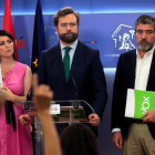 Ivan Espinosa de los Monteros, portavoz de Vox en el Congreso, con el resto de sus compañeros de partido.-FERNANDO ALVARADO (EFE)