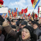 Manifestastes en la concentración contra el presidente moldavo y a favor de la celebración de nuevas elecciones.-EFE / ROBERT GHEMENT