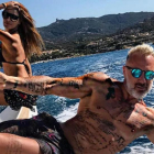 Gianluca Vacchi, con su novia colombiana, navegando por Cerdeña la semana pasada.-EL PERIÓDICO (INSTAGRAM)