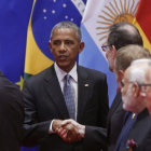 Momento del saludo de Obama y Rajoy en la foto de familia de la cumbre del G-20.-EFE