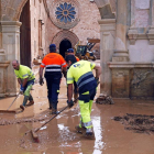 Trabajadores limpiando el monasterio de Santa María de Huerta-MARIO TEJEDOR