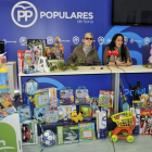 Blanca Sáenz y Míriam Martínez junto a los juguetes recogidos.-VALENTÍN GUISANDE