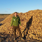 Diego Mozo, natural de San Román de Hornija, en Valladolid, en una parcela contigua a la suya con el cultivo ya cosechado.-E.M.