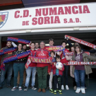 Miembros de las peñas numantinas, junto al alcalde de Soria, ayer en Los Pajaritos animando al Numancia.-MARIO TEJEDOR