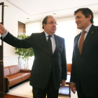 El presidente de la Junta de Castilla y León, Juan Vicente Herrera, se reúne con el presidente del Principado de Asturias, Javier Fernández.-ICAL