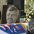 Un guarda de honor junto a la foto del político alemán asesinado Walter Lübcke durante el funeral en la iglesia de St. Martin en Kassel.-AP