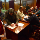 Resineros firmando contratos con Resinas Naturales en el Ayuntamiento de Almazán en una imagen de archivo.-ÁLVARO MARTÍNEZ