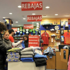 Un comercio de Soria en periodo de rebajas, en una imagen de archivo.-VALENTÍN GUISANDE