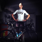 Chris Froome, con el nuevo 'maillot' blanco que el equipo Sky lucirá en el Tour.-TEAM SKY