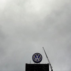 El logo de Volkswagen, en la sede central de la compañía, en Wolfsburgo.-AFP / RONNY HARTMANN