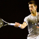 Novak Djokovic, durante un entrenamiento en Melbourne, previo al inicio del Abierto de Australia.-AFP / PAUL CROCK