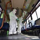 Sanitarios surcoreanos desinfectan un autobús ante la amenaza del virus MERS.-Foto:  AFP / JUNG YEON-JE