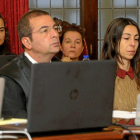 Las tres condenadas por el crimen de Isabel Carrasco durante el juicio, Triana Martínez, Montserrat González y Raquel Gago, con el abogado de ésta.-J. C. CASARES