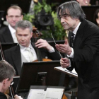 El maestro italiano Riccardo Muti dirigiendo el concierto de Año Nuevo de Viena.-HANS PUNZ