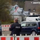 La policía vigila el hotel de concentración de la selección alemana en Barsinghausen.-AP / PETER STEFFEN