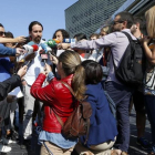 Pablo Iglesias atiende a los medios de comunicación en San Sebastián.-JAVIER ETXEZARRETA/ EFE