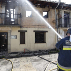 Los bomberos de Diputación apagando un incendio-L.A.T.