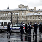 Miembros de la policía acordan las inmediaciones de la catedral de Notre Dame de París, Francia hoy 6 de junio de 2017 donde un agente disparó a un hombre que había intentado agredirle en la explanada frente a la catedral de Notre Dame de París.-EFE