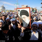 Manifestantes a favor del régimen iraní sostienen carteles con ilustraciones del líder, Alí Jamenei.-REUTERS / HANDOUT