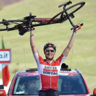 Tim Wellens levanta la bici tras ganar la sexta etapa del Giro.-EFE / LUCA ZENNARO