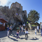 Visitantes en el acceso a la ermita de San Saturio. MARIO TEJEDOR
