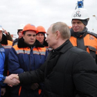 El presidente ruso, Vladimit Putin, visita las obras de construcción de un puente en el estrecho de Kerch, en marzo de 2016.-EL PERIÓDICO