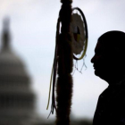 Un miembro de los Sioux de Dakota durante una protesta en Washington en contra de la construccion del oleoducto de Keystone XL en 2014.-JIM LO SCALZO
