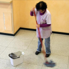 Una empleada de hogar, limpiando, en una casa de Barcelona-RICARD CUGAT
