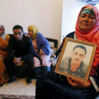 Nour Al Houda, madre de Anis Amri, muestra un retrato de su hijo, buscado como autor del atentado de Berlín, el jueves en Túnez.-EFE / MOHAMED MESSARA