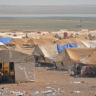 Desplazados sirios de Deir Ezzor, en un campamento a unos siete kilómetros de Arisha, en la provincia vecina de Hasakeh, el 13 de agost.-AFP / AYHAM AL-MOHAMMAD