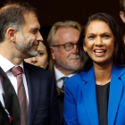 La eurofila Gina Miller, sonriente frente a la Corte Suprema de Londres.-AFP / TOLGA AKMEN