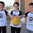 Adrián Sanz, Norah Martínez y Mateo Isla, los tres jugadores de la Escuela Infantil del CSB que irán a Béjar. HDS