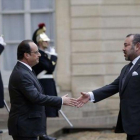 François Hollande recibe al rey Mohamed VI de Marruecos, ayer en París.-REUTERS / PHILIPPE WOJAZER