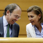 El presidente del Senado, Pío García Escudero, junto a la minstra de Defensa, Dolores de Cospedal.-JUAN MANUEL PRATS