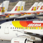 Imagen de archivo de aviones de Iberia, una de las aerolíneas que forman parte del grupo empresarial IAG.-VICTOR R. CAIVANO (AP)
