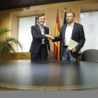 Hernando y Girauta, tras la firma del pacto anticorrupción, el pasado agosto.-JOSÉ LUIS ROCA