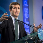 Pablo Casado, este lunes, durante la rueda de prensa en la sede del PP de Madrid.-EFE / LUCA PIERGIOVANNI