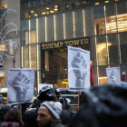 Protesta contra Trump en Nueva York, a su paso por la Trump Tower, el sábado por la tarde.-AFP / KEVIN HAGEN