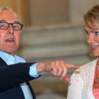 Frank McCourt habla con Margarita Louis-Dreyfus en el Ayuntamiento de Marsella, este lunes.-AFP / BERTRAN LANGLOIS